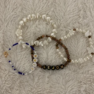 Smycken! - Hej!  Jag är en tonåring tjej som säljer armband och halsband. Alla smycken är ganska billiga.  Bästa vän armband(2st)- 25kr Anpassat armband(du väljer alla pärlor)- 15kr Anpassat halsband-25kr Vanligt halsband-20kr Mystery box(värde 150-250kr)- 79kr