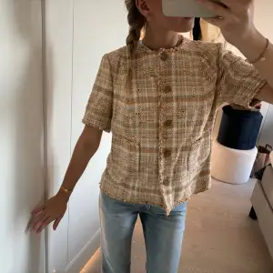 Superfin kortärmad kavaj i twill från märket Elegance Paris🥰 sparsamt använd 