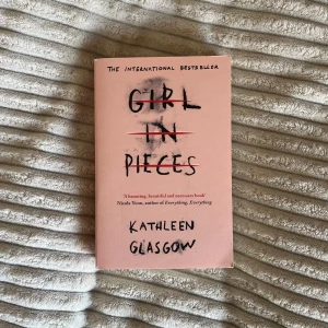 Girl in pieces  - Helt ny, har bara stått i bokhyllan🌻