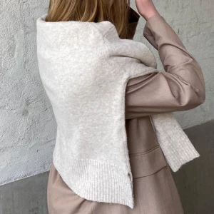 Stickad tröja i beige  - Stickad beige tröja från Mango i storlek xs/s🥰 hör gärna av er om ni vill ha mer bilder 🤩Perfekt att ha på sig elller över axlarna ❣️