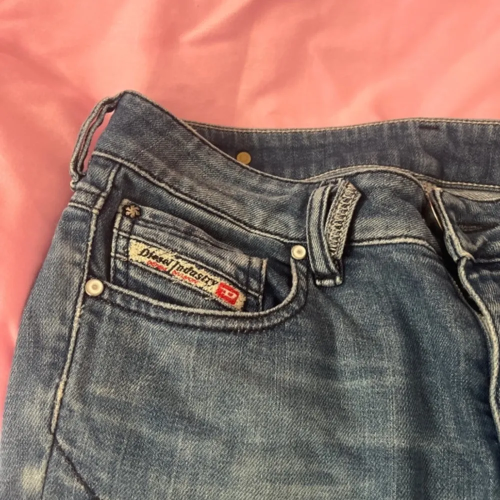 Superfina bootcut jeans från diesel, skitsnygga men tyvärr liiiite för långa för mig som är 165🥰tror de passar helt perfekt på nån som är runt 170☺️ storlek W29/L34. Jeans & Byxor.