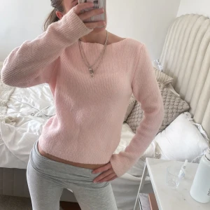 Rosa stickad tröja  - Sötaste stickade tröjan från mango! Rosa är inte riktigt min färg därav att den inte kommit till användning o därför säljer jag💞💞