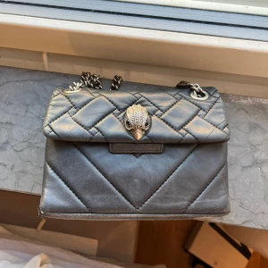 Kurt Geiger väska - As snygg Kurt Geiger väska!! Passar perfekt till både vardag och finare tillfällen💕väskan har täcken på användning men fortfarande bra skick 