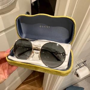 Gucci glasögon - Gucci glasögon (GG0878S 001 gold grej heter modellen) med runt grey glas och guldiga detaljer. Nästan helt oanvända. Inga repor.  Nypris 3700 kr.