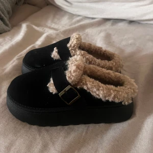 Vinter skor  - Oanvända vinter/höst skor i storlek 36, säljes då de är lite för små för mig, så de passar storlek 37 också. De känns väldigt varma och är mysiga att gå i, väldigt mjuka. Skorna har fortfarande etikett kvar.