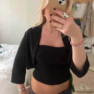 Bolero - Svart bolero med spets övertyg