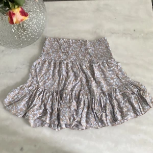 Blommig kjol  ifrån lager 157! Säljer pågrund av att den är för liten. Pris kan diskuteras🩵💞 - Använd 1 gång förut