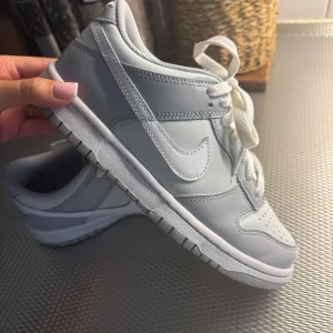 Nike dunk low grey/blue - Intresseanmälan på mina Nike dunk low, använda Max 4 gånger och skicket är som nytt. Köpta på Zalando för 1245kr. Jätte sköna och sitter jätte fina men har andra skor som kommer till mer användning. 