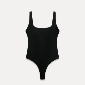 Body - Supersnygg body som är i string och djup i ryggen ifrån zara i storlek S! Den är knappt använd, finns inga defekter och är i mycket bra skick!💖💖