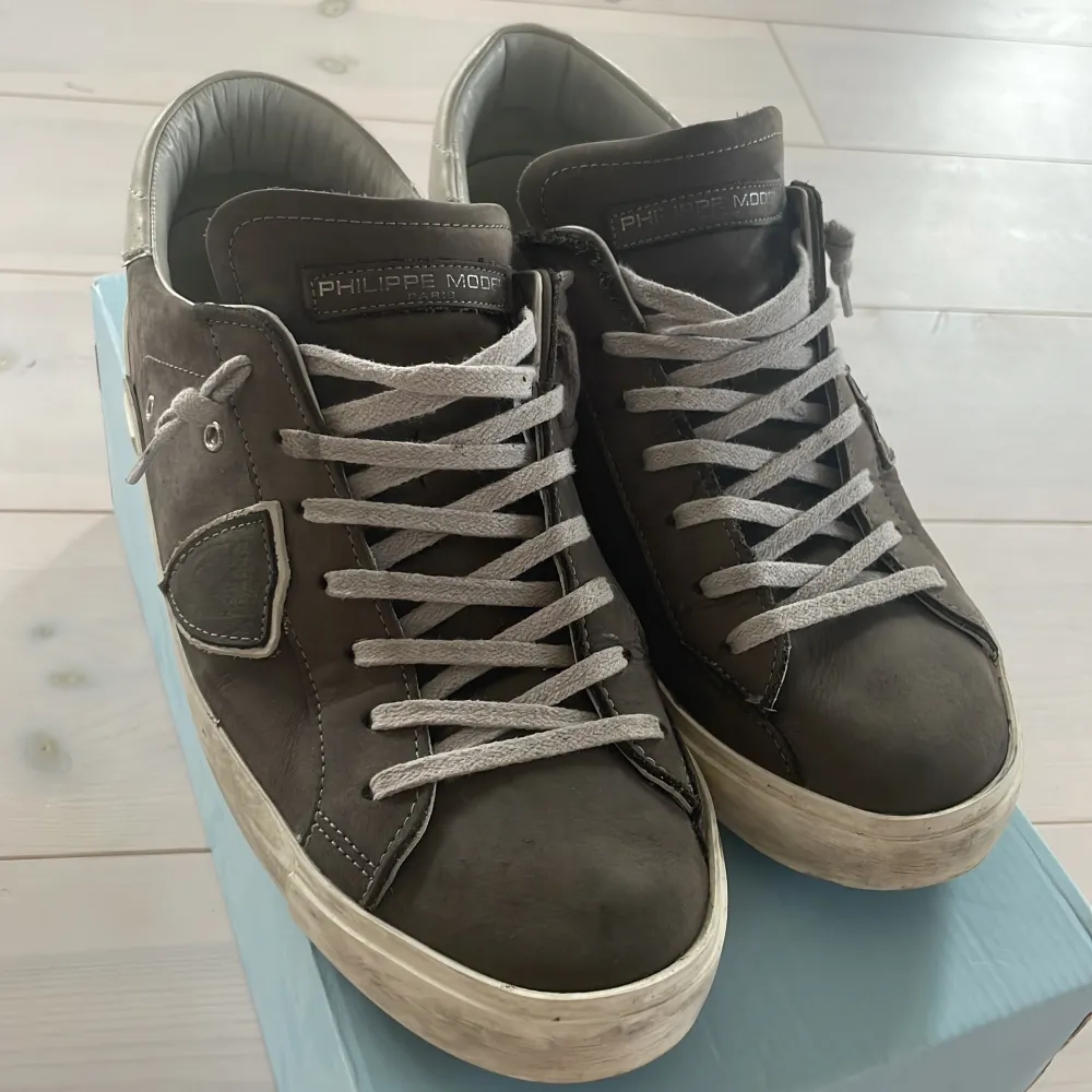Tjena säljer mina rintigt snugga grå Philippe Models, skick 8/10. Nypris 4400kr, mitt pris 2599kr. Hör av er ifall ni har några funderingar. ❗️Tar även byten ❗️. Kengät.