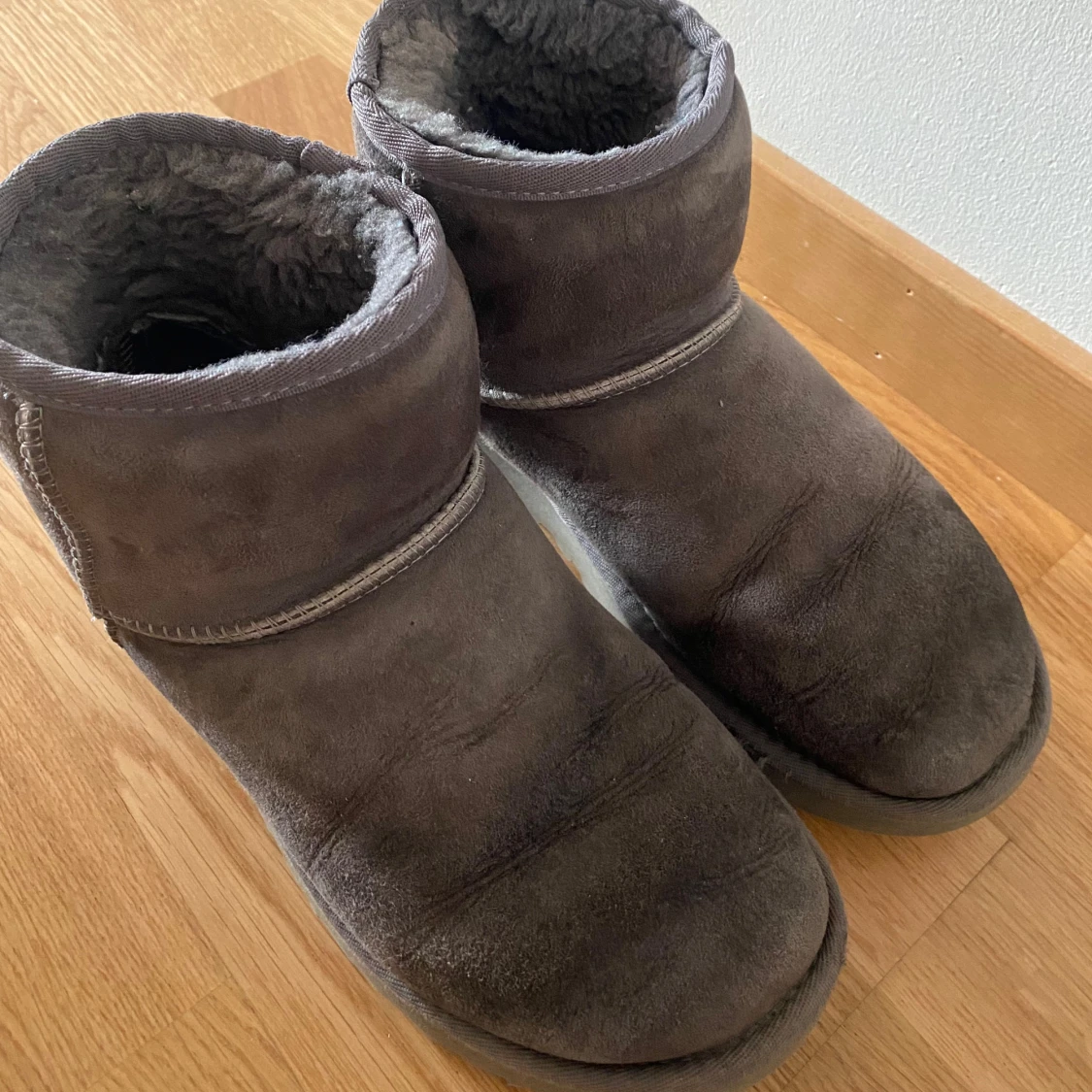 Gråa Uggs  - 91