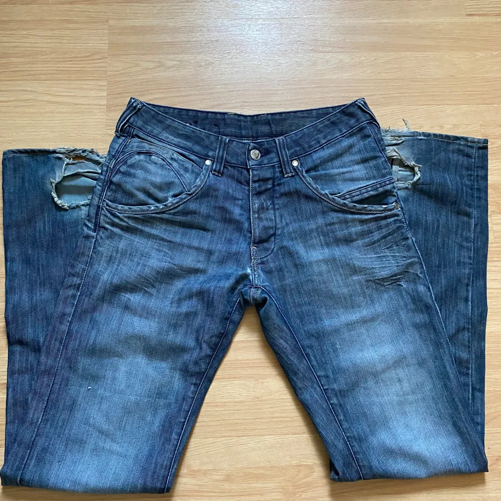 Coola lågmidjade bootcut jeans, används väl och är inte längre min stil tyvärr. Dags att sälja! Slitna nere men det passar designen och syns inte på. Jeansen är finare med bälte. 🎀. Jeans & Byxor.