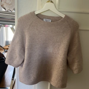  & Other Stories tröja  - Jätte fin trekvarts tröja från & other stories. Fint skick men en liten fläck som knappt syns 