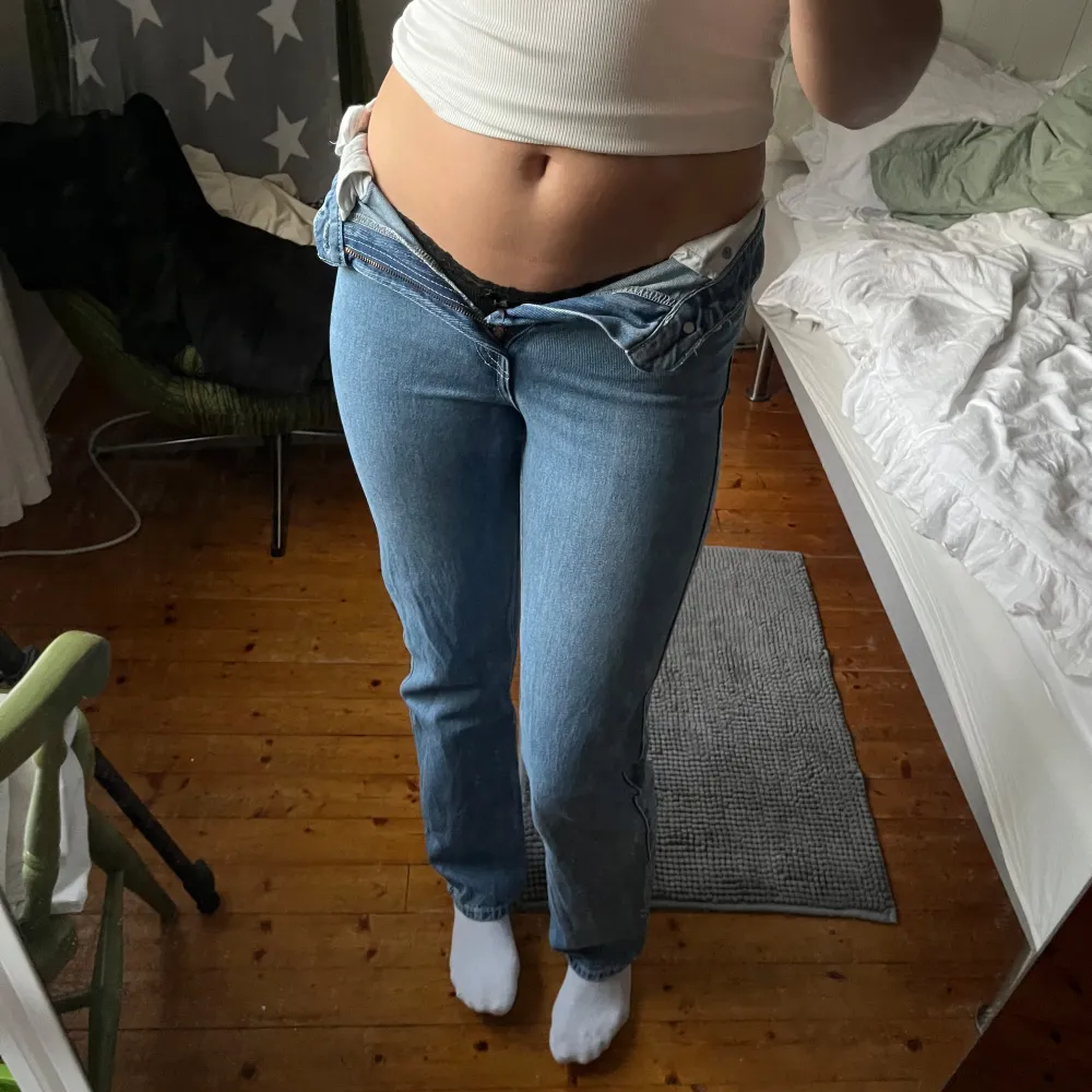 Raka blåa jeans från weekday i modellen ROWE, super snygga och knappt använda därav inga defekter eller slitningar längst ner, i storlek W24 L32 som motsvarar en 32-34🩷. Jeans & Byxor.