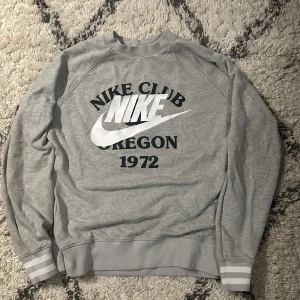 Vintage nike tröja - En väldigt fin nike vintage tröja i bra skick med inga synliga skador elr skador i huvudtaget. Köptes för 900kr 