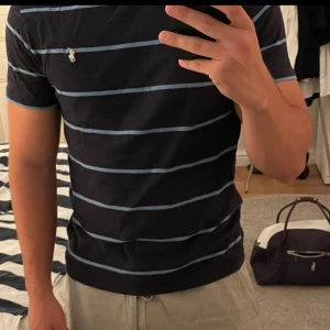 Polo Ralph Lauren T-Shirt - Väldigt fint skick, nästan oanvänd. 