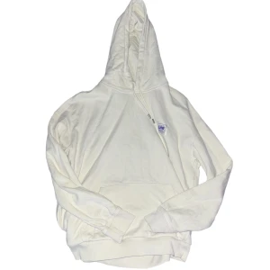 Vit hoodie från Lee - Säljer en snygg och bekväm vit hoodie från Lee. Den har en klassisk design. Perfekt för en avslappnad stil och passar till alla tillfällen. Märket Lee är broderat på framsidan för en stilren look.