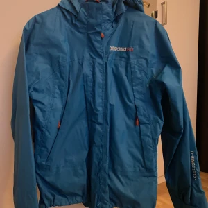 Regnjacka - Blå regnjacka med luva