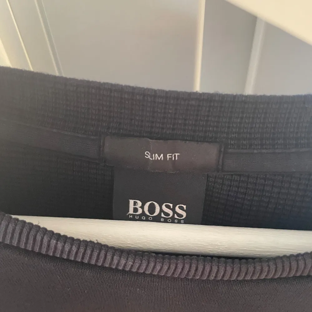 Hej säljer min Hugo boss tröja har inte använt den så mycket den ligger bara i mitt rum men den är bra skick den är storlek M men känns som en Xs/S. Tröjor & Koftor.