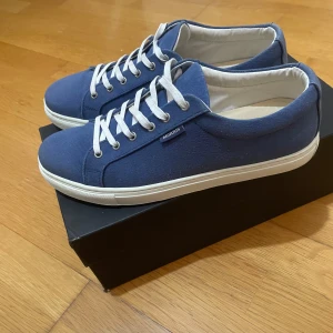 Morris skor  - Nästan helt nya blåa morris skor stl 42 använda 2-3 gånger absolut inga problem med skorna helt slutsålda överallt går inte att köpa längre någonstans för tillfället.