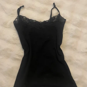 Spets linne  - Jätte gulligt spets linne säljer även i fler färger 