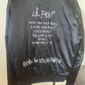 Jacka med lil peep å green peace - Väldigt speciellt jacka. ny pris 2800kr å knappt använd pris kan diskuteras säljer mest för tar bara massa plats