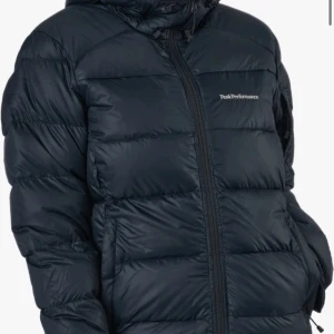 Peak performance jacka - Svart peak performance dunvinterjacka i storlek S, nypris är 4200, men kom med prisförslag. Säljer pga att den inte används. Använd två vintrar. Hör av er om ni har frågor eller vill se fler bilder. Köpt i peak performance butiken.