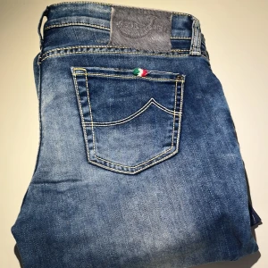 Jacob cohen low waist - Jeansen är en tjejmodell som är lågmidjade och med bootcut. De har storlek 30 och helt oanvända. Jeansen är också handmade. Fråga gjärna vid fler frågor eller funderingar!🤩