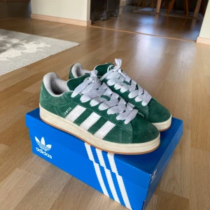 Adidas Campus 00 - Säljer mina supersnygga Adidas Campus för endast 600kr, halva priset och de är så gott som nya! Köptes för ett års sedan men är lite försmå nu och behöver en större storlek.   Medföljer tags och snören som jag fick när man köpte dem.