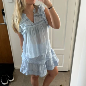 Neo Noir blus & kjol - Säljer denna superfina kjol och blus från Neo Noir. Går även bra att köpa antingen kjolen eller blusen. Blusen är inte använd och prislapp kvar, men kjolen är använd en gång. Köpt innan sommaren och passar mig som bär s/m. Skriv för frågor💗