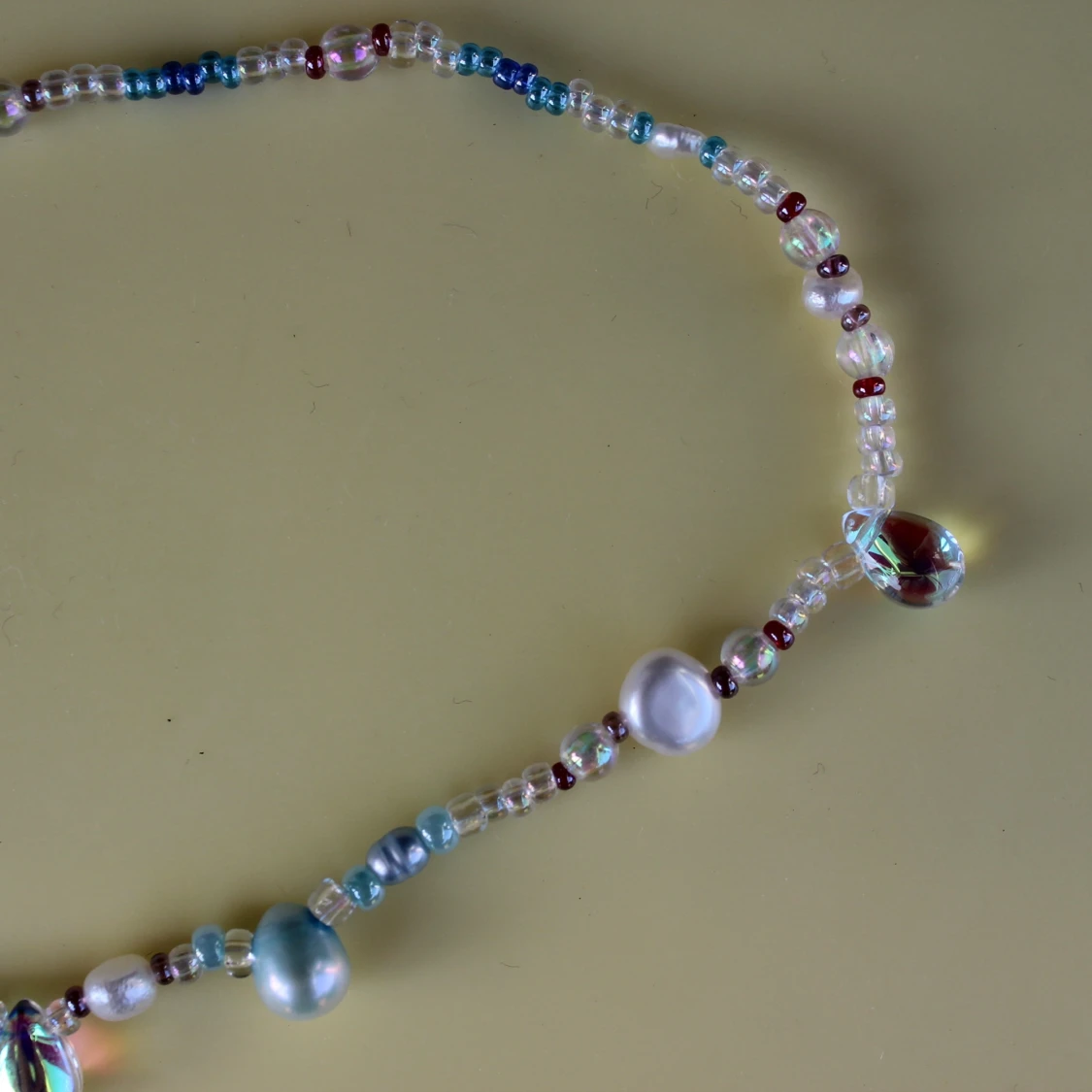 Färgglatt pärlhalsband med skimrande detaljer - 91