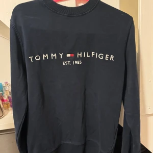 TOMMY HILFIGER - Marinblå Tommy Hilfiger sweatshirt Storlek S   Hör av er vid frågor! 