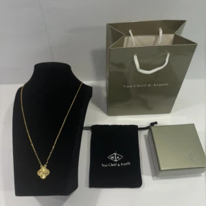 Van Cleef & Arples Halsband - 18k guldplatterad 💛 Leverans tid 1-3 arbetsdagar 🚚  Följ oss gärna på Instagram @vitaparlan.co 🤩
