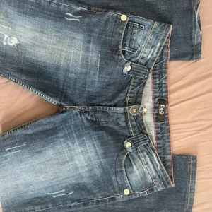 Lågmidjade jeans 🩷 - Snygga lågmidjade utsvängda jeans från Dolce&Gabbana! Säljer då dem tyvärr är för stora för mig. Lånade bilder 💕  Midjemåttet ~ ca 41 cm mätt platt Innerbenslängden ~ ca 74 cm Total längd ~ ca 94 cm