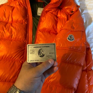 Moncler maya - Orange maya, riktigt fet färg!! Size 4  8/10 inga hål eller revor 