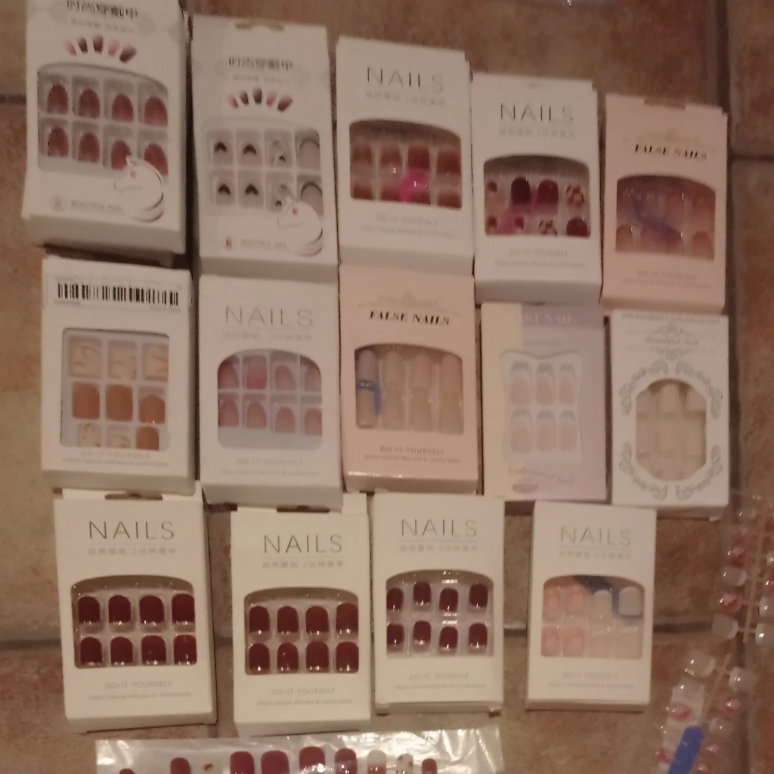 Samling  lösnaglar 19 förpackningar och nagellim - 1