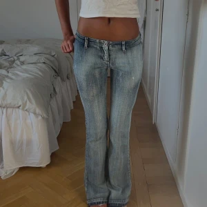 Lågmidjade jeans - Såå snygga o coola jeans!! Uppsprättade längst ner därav lite slitna där men inget som stör😇 MÅTT: 35cm midja (stretchiga) 85cm innerben