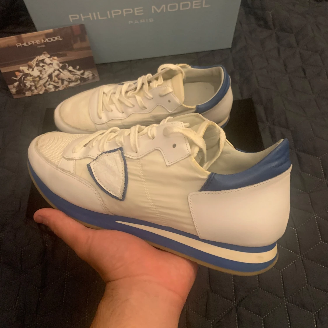 Vita och blå sneakers från Philippe Model - 2