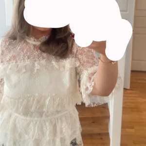 Topp - Vit super fin blus med spets.  Storlek 40 men liten i storleken!!🫧💕