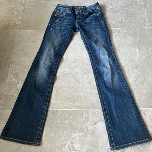 Lågmidjade Miss me jeans💕  - Lågmidjade Bootcut miss me jeans💘Köpta här på plick för 1000, säljer då de var förstora för mig💕Aldrig använda💖Midjemåttet rakt över är 37 cm  Ytterbenslängd: 104 cm Innerbenslängd: 84 cm