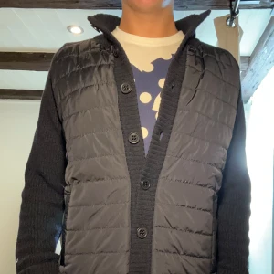 Cardigan - Hechter Paris cardigan i mörkblå oanvänd. Ny pris ca 2800kr storlek M hör av dig vid minsta lilla fråga och det går alltid bra att lägga bud. KVITTO FINNS