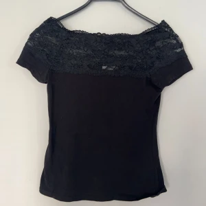 Off shoulder spets topp - Säljer även i två andra färger!!! Den super populära spets toppen från h&m i stolek s.köp 2 för 500! Köp sker via köp nu. Jag postar inom 24h. Kvar tills markerad såld.