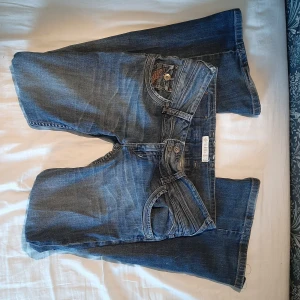 Lågmidjade bootcut jeans  - Jättefina lågmidjade utsvängda jeans av märket denim 42!! Säljer för att dom tyvärr inte passar mig💔. Var inte bootcut från början. Massor av snygga detaljer! Midjemåttet är 43 och innerbensländen är 82. Kontakta mig vid frågor 💕