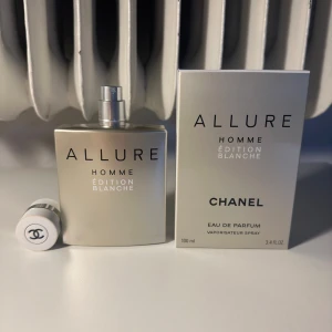 Chanel Allure Homme Édition Blanche - Chanel Allure Homme Édition Blanche med 85-90 ml kvar av 100. Perfekt för att bära varje dag i skolan eller på jobbet. Köptes innan sommaren och har förvarats i kyla och mörker. Nypris ligger på 1450 kr, mitt pris är 1000