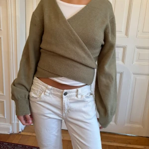 Stickad tröja med rosett - Snygg stickad kofta med snören som man knyter en rosett där bak!