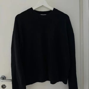 & other stories stickad tröja  - Svart stickad tröja i storlek s från & other stories. Använd ett fåtal gånger, nypris är 550kr. Pris kan diskuteras❤️