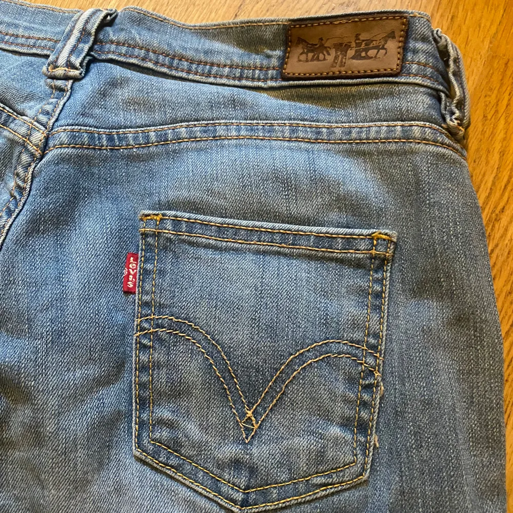 Superfina ljusblå Levis jeans. Inte helt säker men tror de är storlek 29/30. De är på gränsen till för korta på mig som är 174cm 💗. Jeans & Byxor.