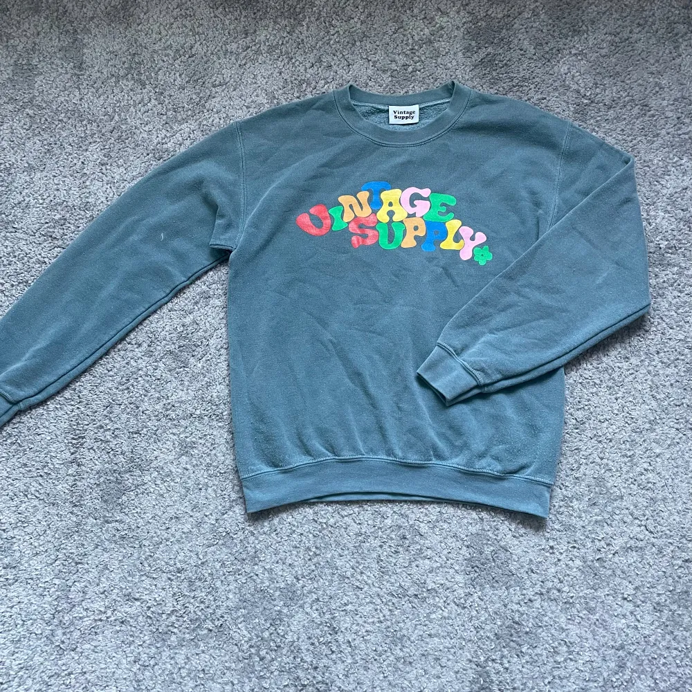 Crewneck vintage supply i bra skick och storlek XS. Om ni har frågor är det bara att kontakta mig.. Hoodies.