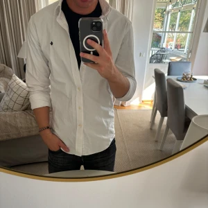 Morris skjorta - Hej säljer nu min fina Morris skjorta i storlek S. Den är i nyskick och kommer vara otroligt snygg i höst/vinter. Nypris 1200kr! Vi kommer att sälja liknande produkter nu närmare vinter så glöm inte följa profilen!🌊🍾