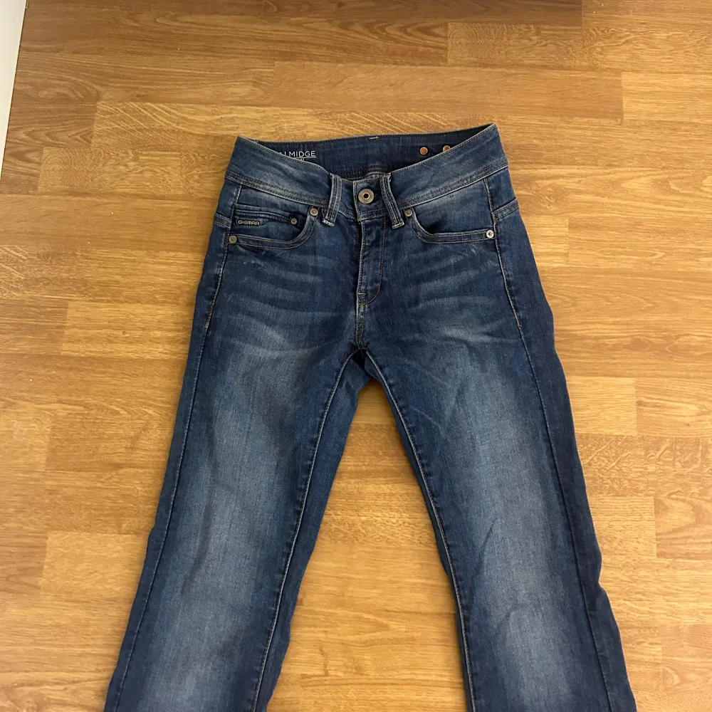 Lågmidjade blåa jeans💕 kommer ej till användning för mig . Jeans & Byxor.